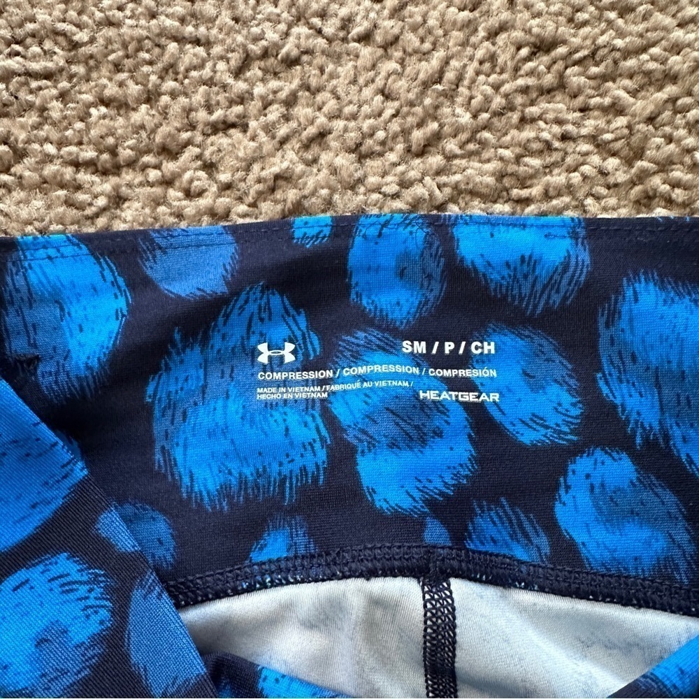 Under Armour Women's HeatGear No-Slip Waistband Blue Print Ankle Leggings sz SP - Picture 8 of 13